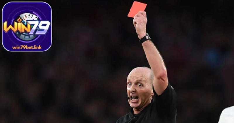 Thẻ đỏ là hình thức phạt nặng nhất trong bóng đá