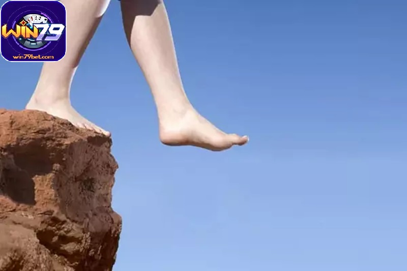 Nếu bạn nằm mơ hụt chân lúc đang chạy thì nên đánh con 18 hoặc 72