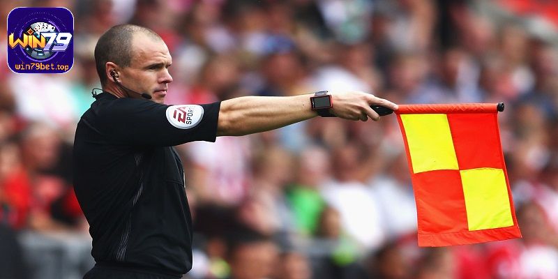 Cầu thủ vi phạm lỗi việt vị sẽ bị trọng tài xử phạt theo luật